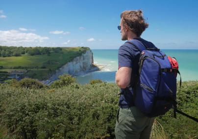 randonneur face aux falaises d'Etretat © D.Genestal