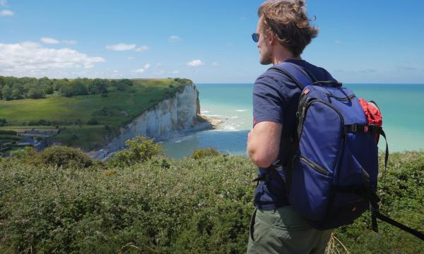 randonneur face aux falaises d'Etretat © D.Genestal