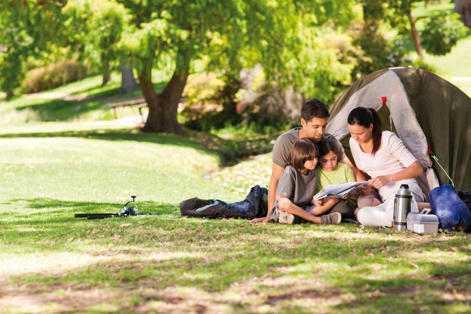 Famille en camping ©Fotolia Famille en camping ©Fotolia