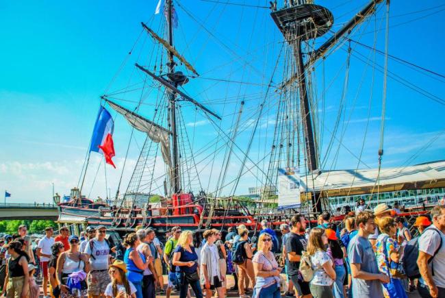 Quais de Rouen pendant l'armada avec un foule et un galion