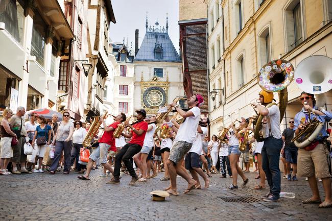 Une fanfare nouvelle génération rue du gros horloge - Rouen © SMA - H.Zangl Une fanfare nouvelle génération rue du gros horloge - Rouen