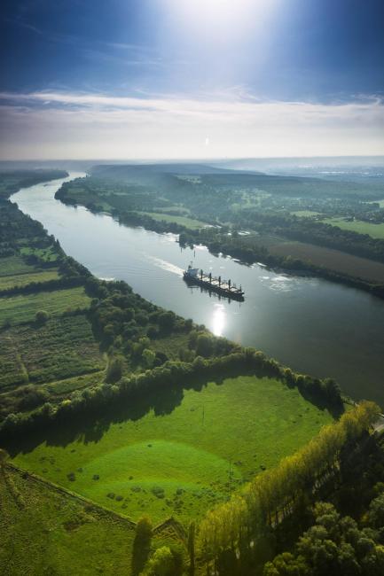 Un bateau dans la vallée de la Seine © SMA - V.Rustuel Un bateau dans la vallée de la Seine